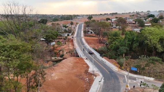 Prefeitura de Aparecida entrega nova ponte entre os bairros Colinas de Homero e Veiga Jardim, reduzindo o tempo de deslocamento na região.