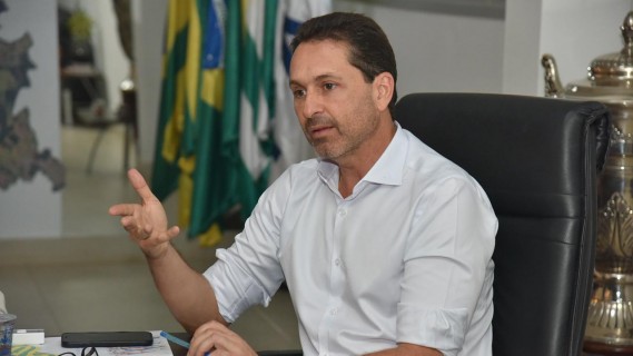 Prefeito Leandro Vilela sanciona reajuste de 5,4% no piso salarial dos professores de Aparecida