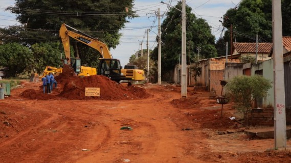 Prefeitura intensifica obras de asfalto em 15 bairros e investe mais de R$ 100 milhões em infraestrutura em Aparecida